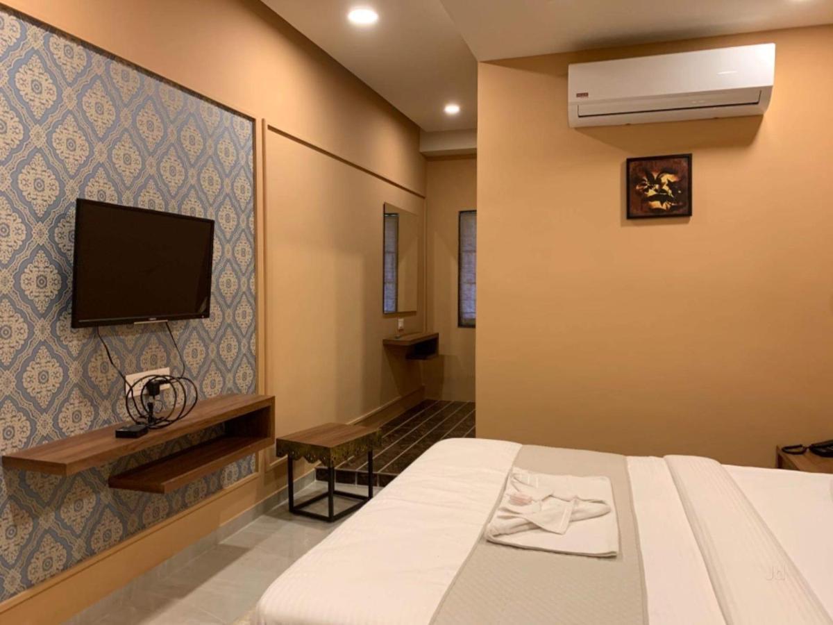 Hotel Radha Krishna Ānand Exterior foto